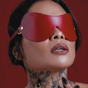 Masque rouge et or porté