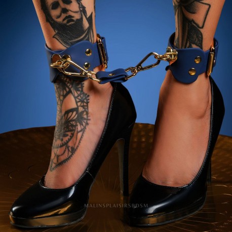 Menottes de chevilles silicone sur modèle féminin - Accessoires BDSM Malin-Plaisirs
