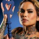 Gode paddle silicone bleu sur modèle féminin - Accessoires BDSM Malins-Plaisirs