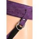 Détail des sangles ajustables sur les cuisses du harnais gode-ceinture en cuir